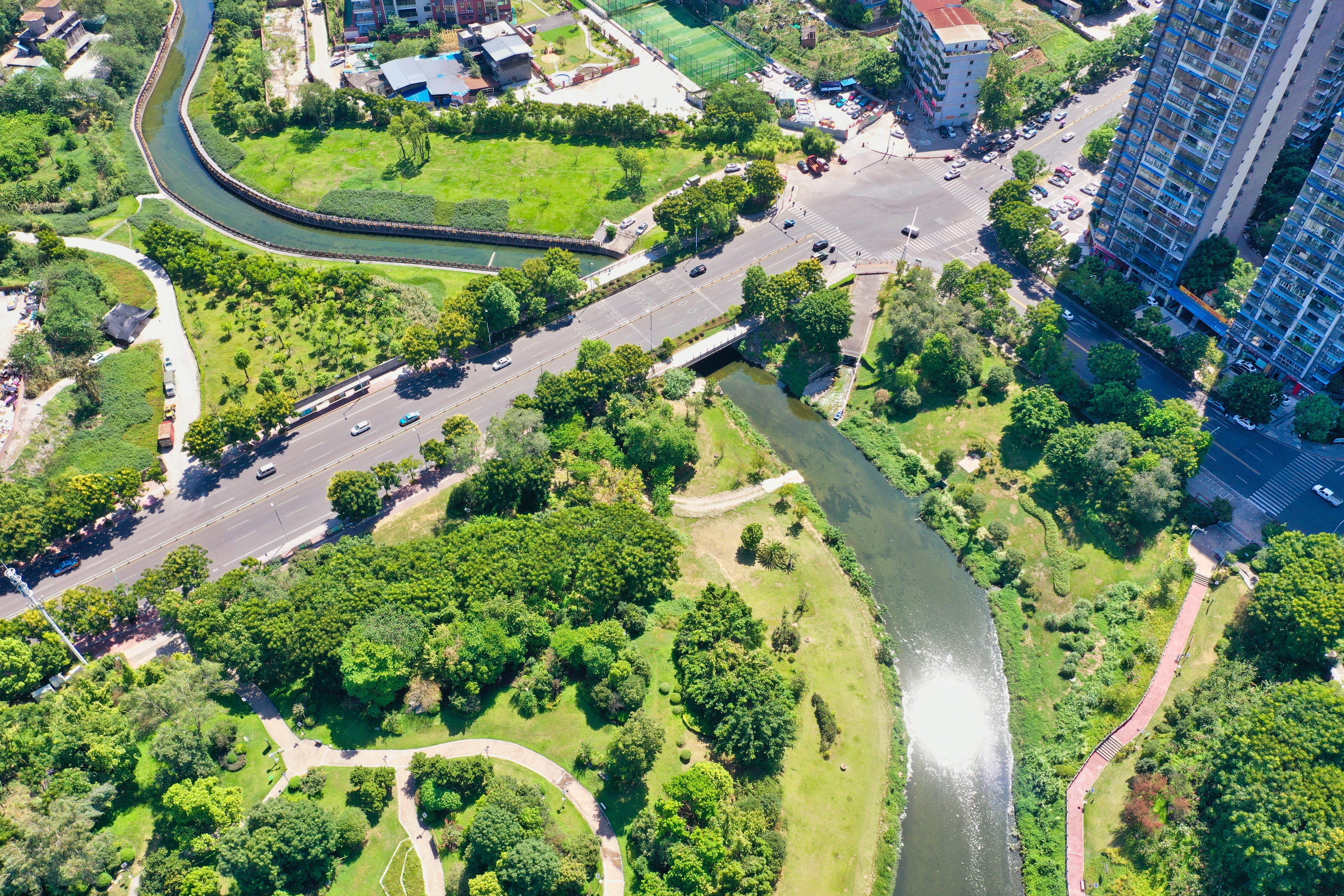 图为2022年8月11日航拍的四川省泸州市龙马潭区玉带河沿线。 (1).jpg