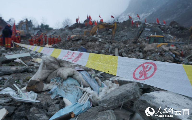 云南镇雄山体滑坡救援现场。王洋摄