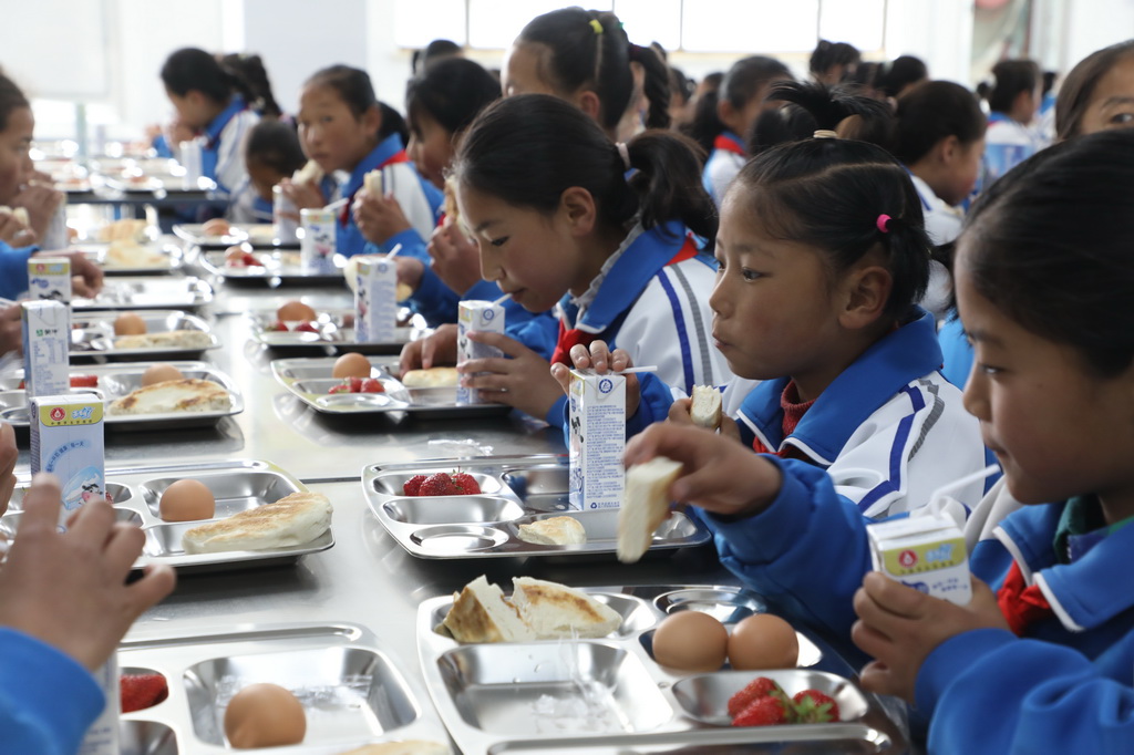 5月20日，在甘肃省甘南藏族自治州合作市第五小学食堂，学生在吃营养早餐。