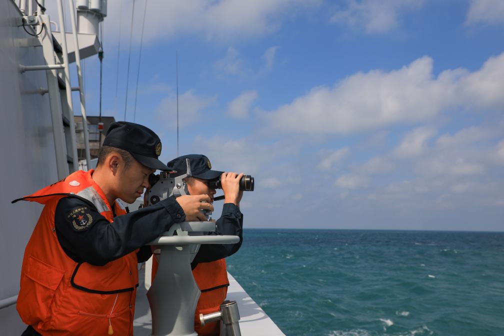 12月3日，在中越第37次北部湾联合巡逻中，中方联合巡逻官兵在观测海上目标。新华社发（李正嵩 摄）