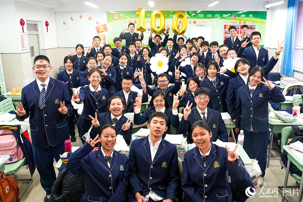 2024年3月12日，山西省太原市，在常青藤中学中考百日倒计时活动上，同学们露出自信的笑容。人民网 卢鹏宇摄