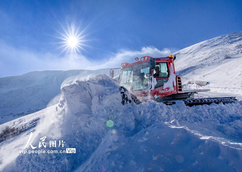 吉林延边：长白山景区清理积雪保畅通【2】