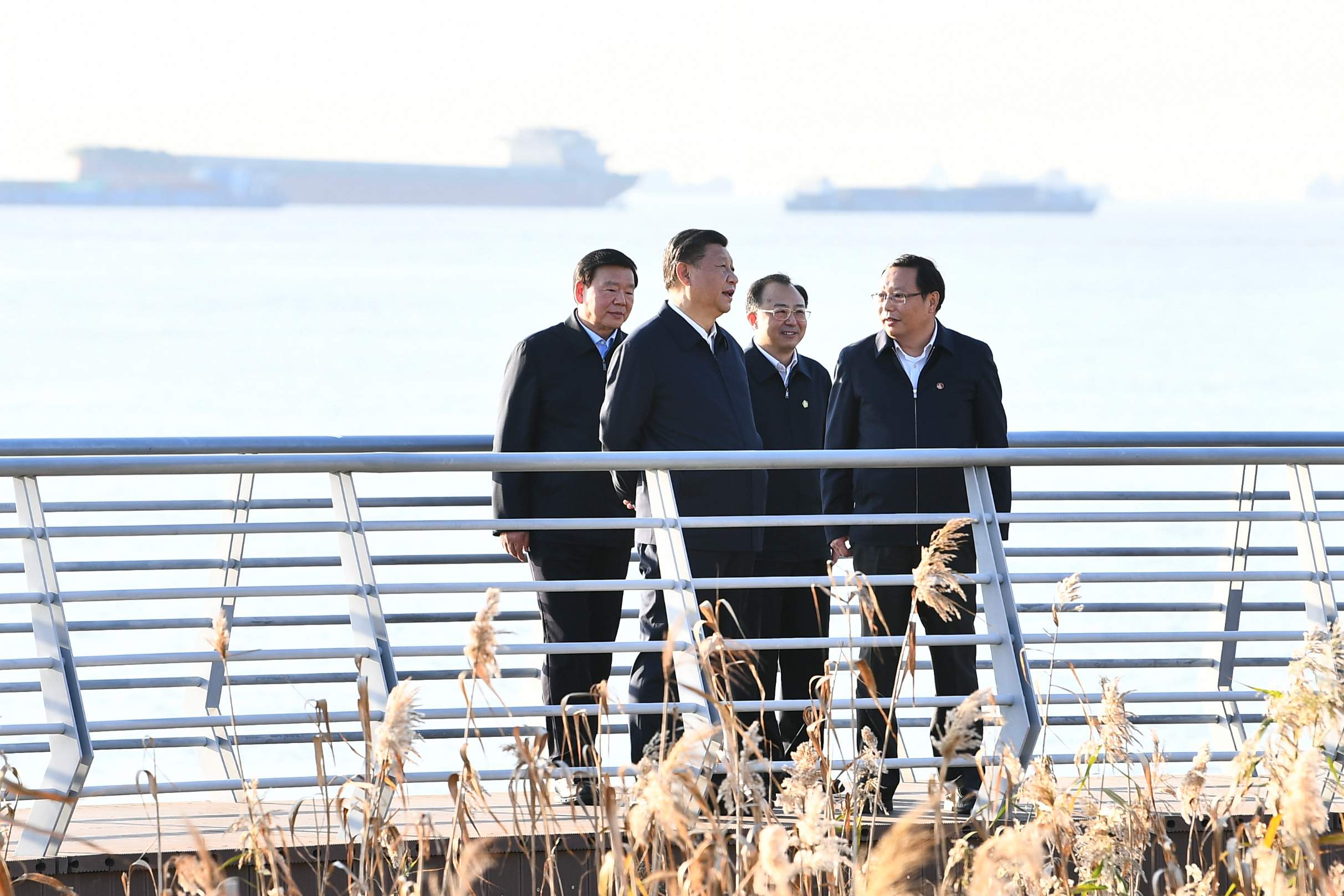 2020年11月12日，习近平总书记在江苏南通五山地区滨江片区考察。