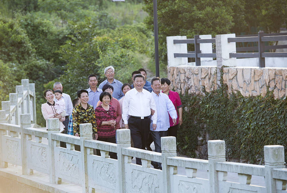 2015年5月25日，习近平总书记在浙江省舟山市定海区干览镇新建社区视察。