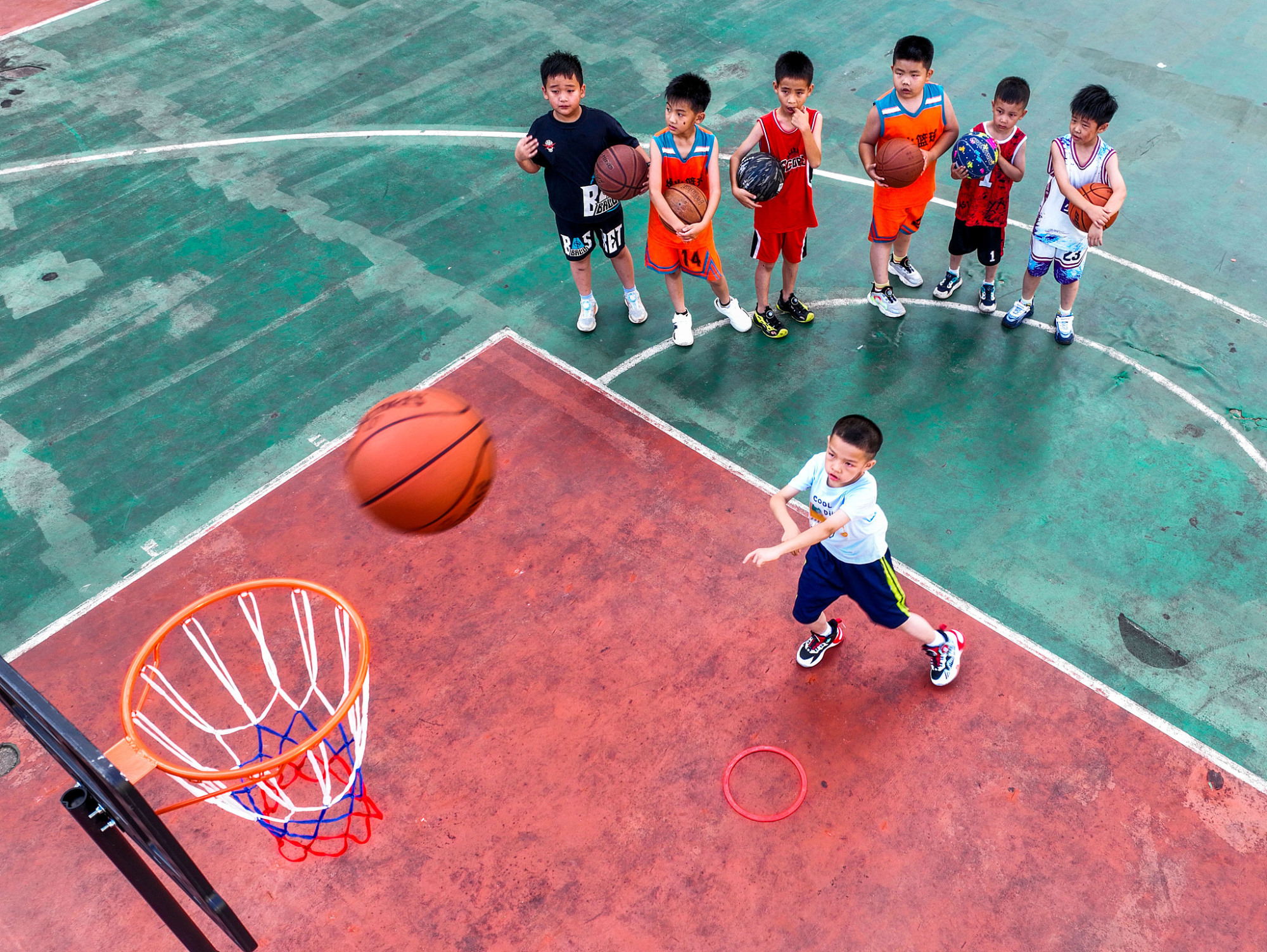 孩子们在篮球训练营进行投篮训练