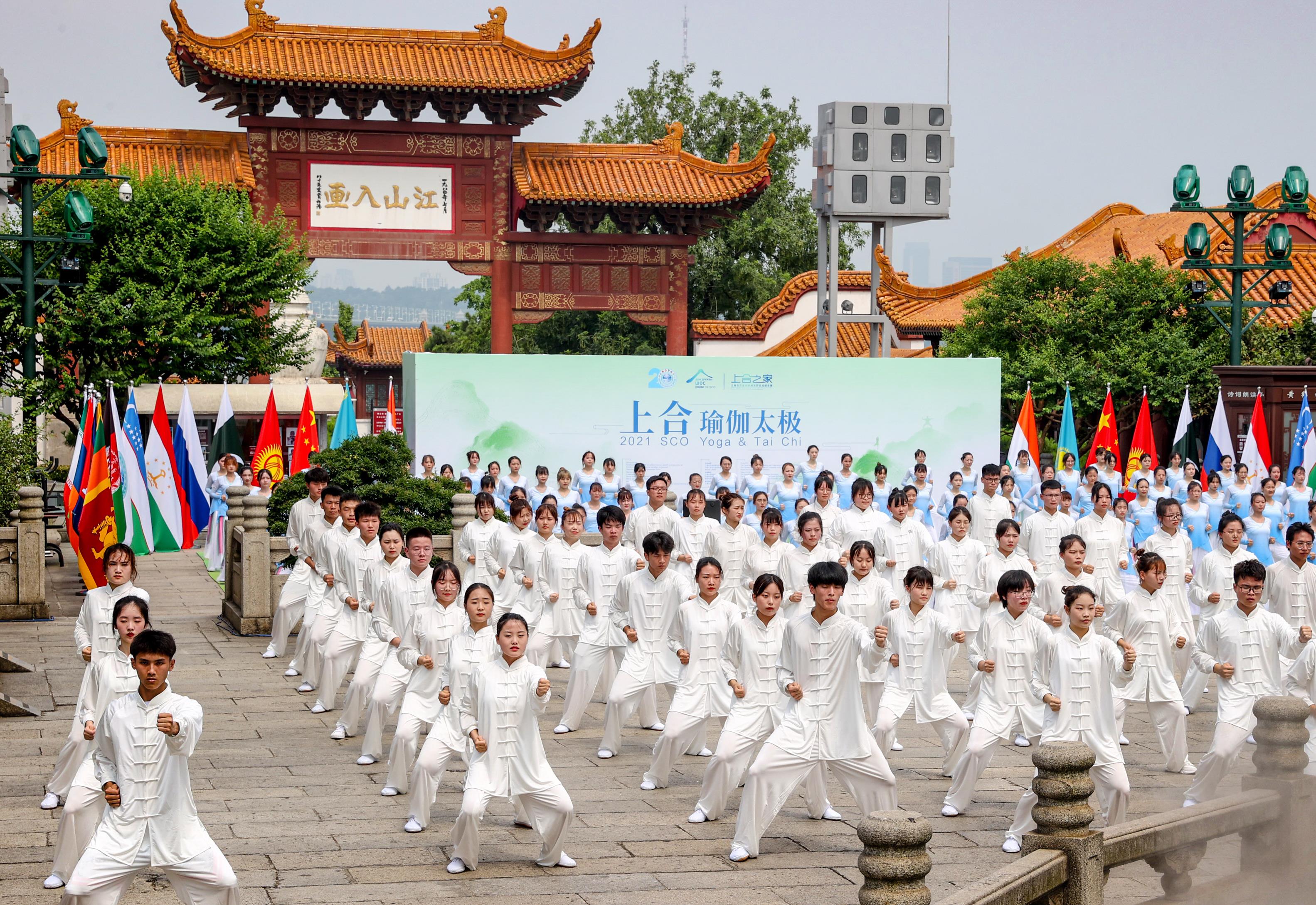 2021年6月2日，湖北大学的学生们为参加上海合作组织民间友好论坛的部分驻华使节及嘉宾进行太极拳表演。