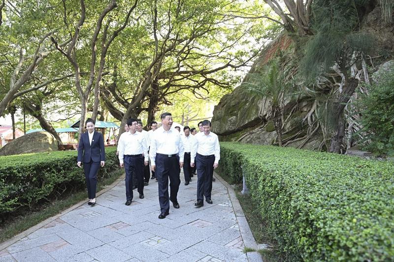 △2024年10月15日，习近平总书记在福建省漳州市东山县关帝文化产业园考察。