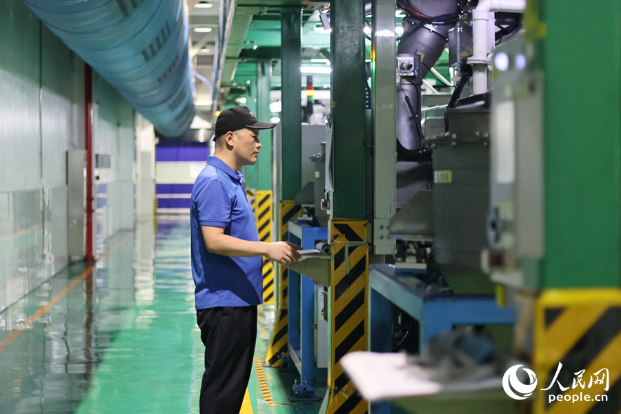 厦钨新能源正极材料生产车间的混料工序，岗位员工点检工艺实现物料精确配重。人民网 李昌乾摄